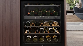  Hladilnik za vino v kuhinji