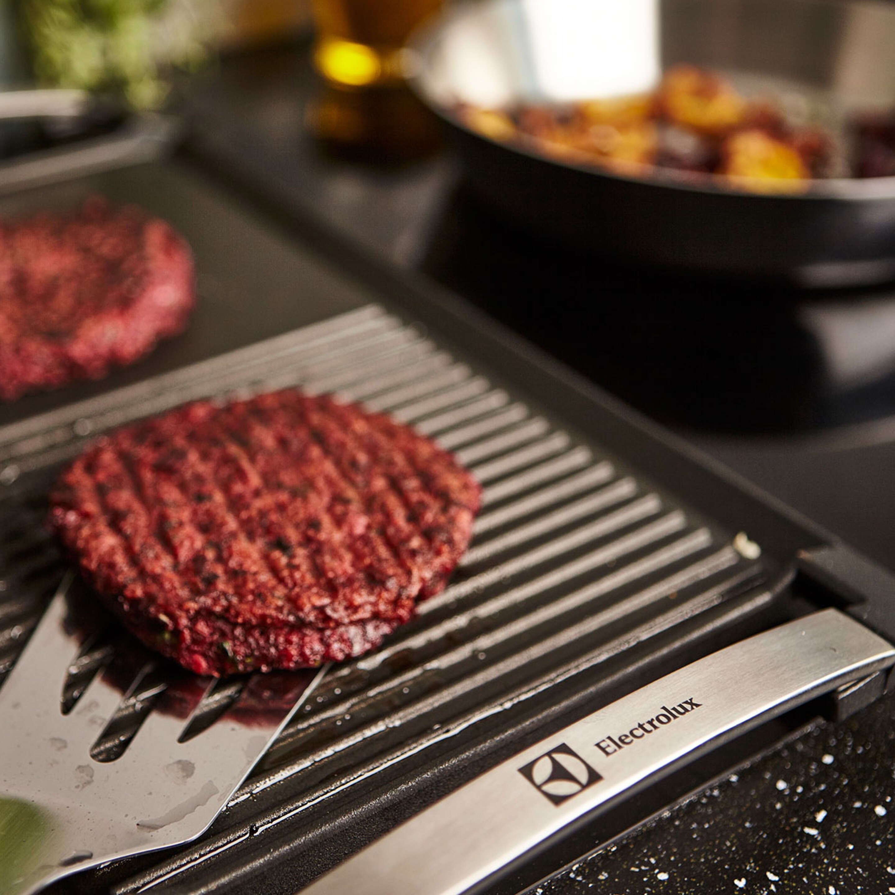 Burger z rdečo peso na Electroluxovem žaru Plancha