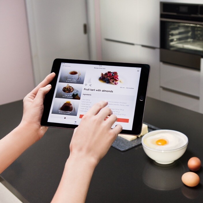 Kuhar, ki uporablja aplikacijo MyElectrolux za iPad