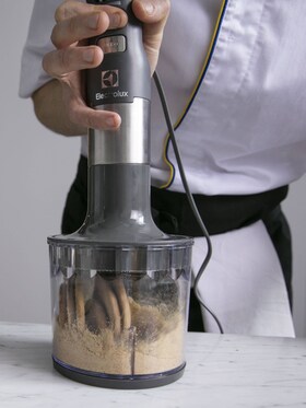 Electroluxov mešalnik Masterpiece, ki melje maslene piškote za piškotno osnovo
