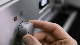 Nalijemo vodo v odprtino za paro in pritisnemo gumb PlusSteam na pečici Electrolux Multifunction Oven s funkcijo PlusSteam.