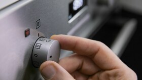 Pek, ki za pripravo jajčne kreme vklaplja nastavitev PlusSteam.