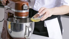 Electroluxov kuhar, ki počasi dodaja sestavine v meringo