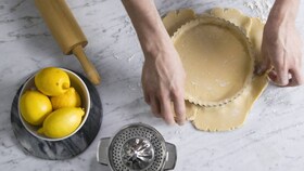 Electroluxov pek previdno polni pekač za pito s testom.