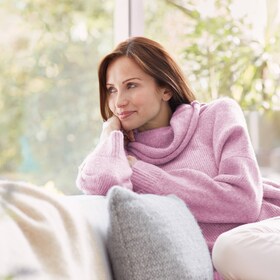 Gospa, ki uživa v svoji volneni jopici