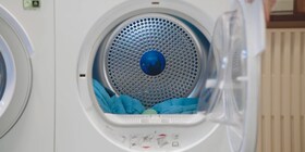 Posnetek sušilne kroglice od blizu v Electroluxovem sušilnem stroju