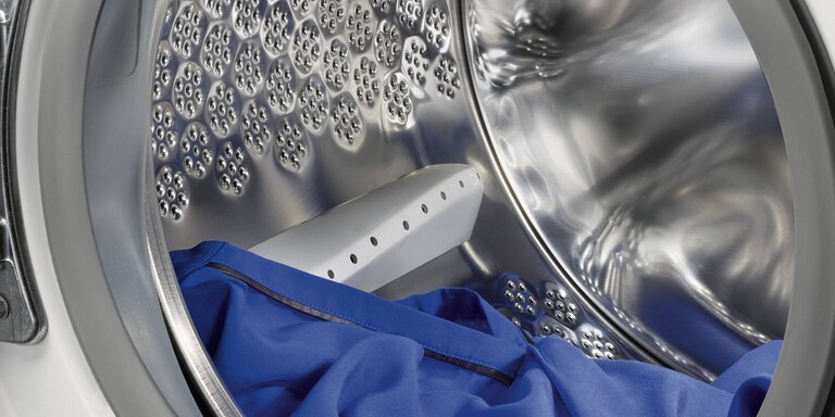 Slika, ki prikazuje razmik, ki ga morate pustiti med oblačili in stropom bobna