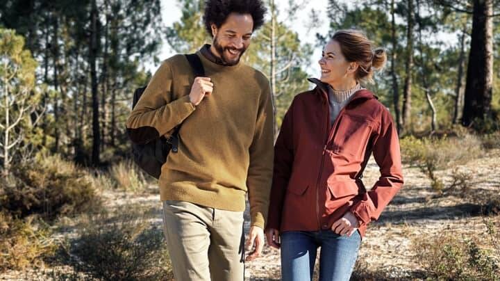 Dva človeka na sprehodu v gozdu