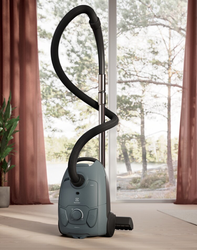 Sesalnik z vrečko Electrolux iz serije 500 v svetli dnevni sobi.